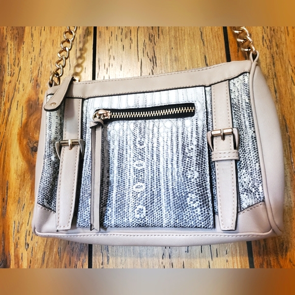 Street Level Crossbody Purse Faux Snakeskin Print & Cream w/ Gold chain Strap - Picture 4 of 14
